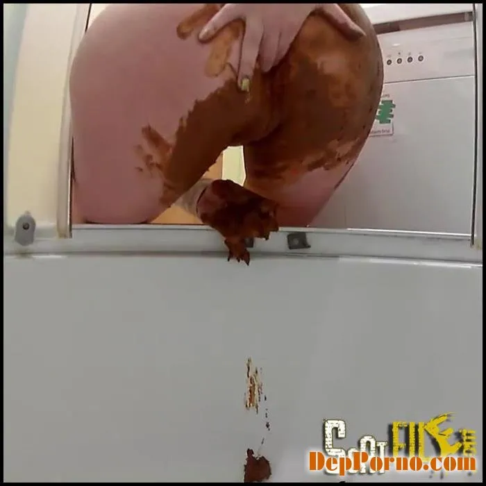 Poop Smearing Over My Ass [FullHD 1080p]  2018 (Actress: Lindasass17)