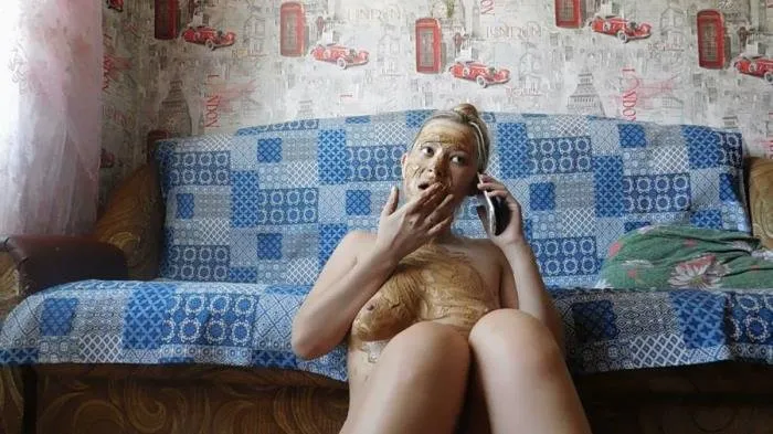 Shit and talking on the phone [FullHD 1080p]  2018 (Actress: KatyaKASS)