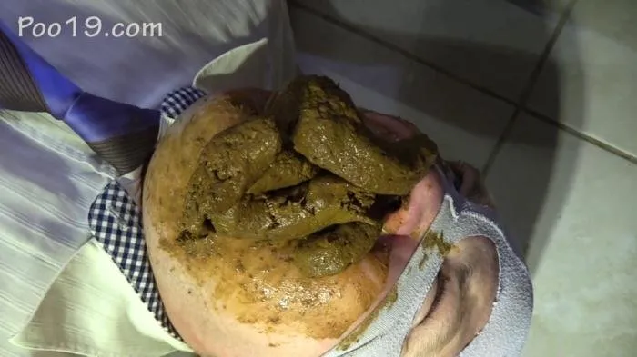 Accelerated eating of shit [FullHD 1080p]  2019 (MilanaSmelly) Humiliation, Shitting