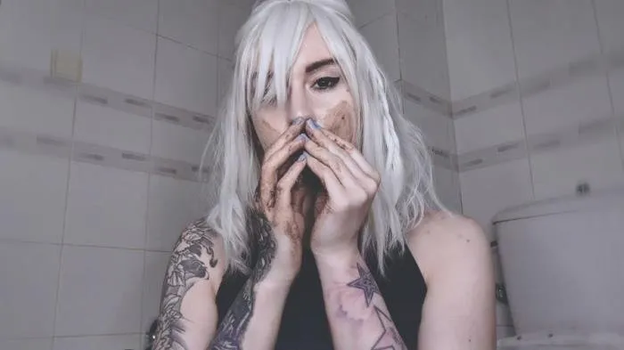 OMG! What shees doing? POOP? [FullHD 1080p]  2019 (DirtyBetty) Defecation, Teen