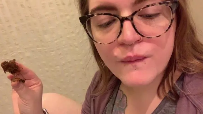 Eating and playing with shit [FullHD 1080p]  2020 (Actress: worthlessholes)