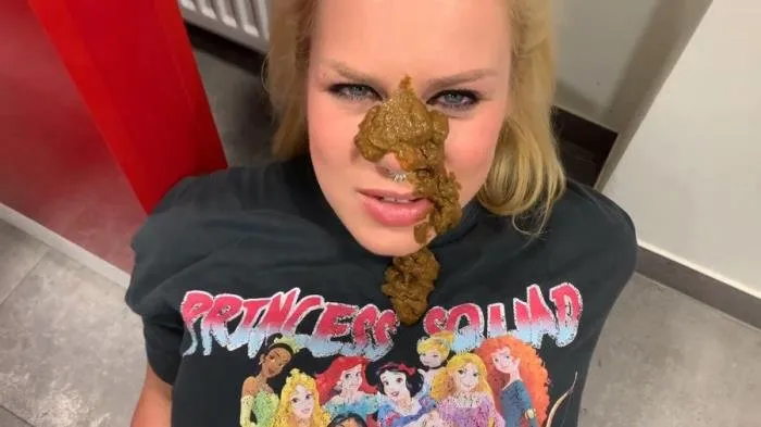 He shits me in the face Devil Sophie - Public brazen shit in the burger car in front of the burger shop! [FullHD 1080p]  2022 (Devil Sophie) Domination, Face