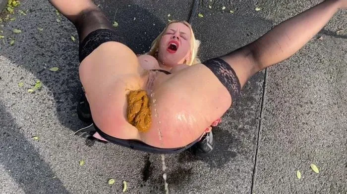 I piss and shit myself - as cool as ever with Devil Sophie [UltraHD 4K]  2022 (SteffiBlond) Milf, Poop