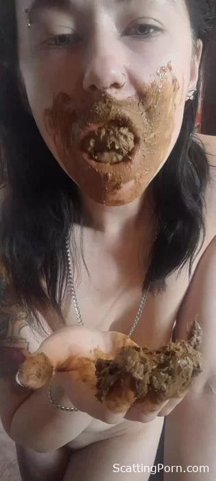 Poo Naked in Kitchen Sink, Smearing Face, Mouth Full of Poo [UltraHD 2K]  2024 (Actress: LiliXXXFetish)