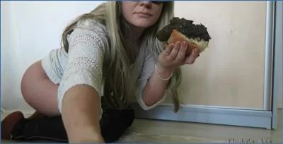 Scatting: Linda aka Sexyass Enjoys a Morning Poop Sandwich in Linda's Ass from Lesbian Scat Studio