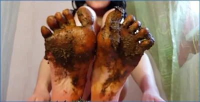 Anna Coprofield's nasty Scatting and Peeing video in FullHD 1080p
