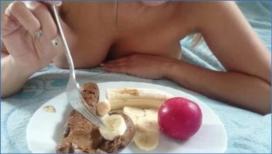 Brown Wife Smears and Vomits in Scat clip