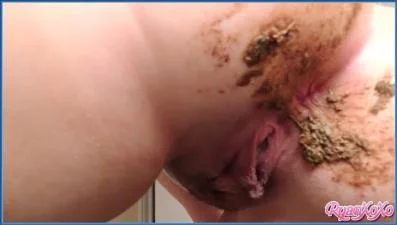 Goddess Ryan's Smeared Poo Ass: Clean It in Pissing Scat Clip