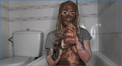 Extreme Luxus Scat Play by Top Model Betty Featuring Kaviar Video