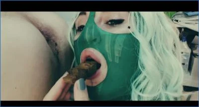SweetBettyParlour indulges in extreme shitting and peeing for hardcore scat porn fans