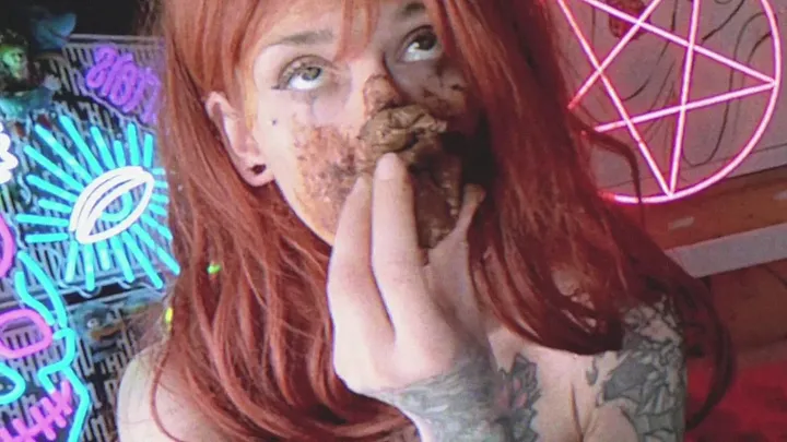 Sweet Betty Embraces Her Piggy Mom Role with Playful Scat and Smearing